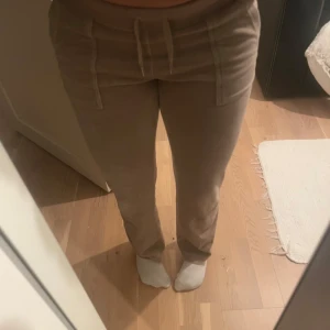 Juicy couture byxor i beige🤍 - Jag säljer dessa super sköna juicy byxor pga att jag inte använder de och har sällan gjort det sen jag köpte de, har haft de i ett halv år och använt de 3-4 gånger!🤍(det är storlek xs)
