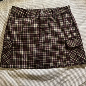 kjol - rutig kjol från pull&bear. har 2 fickor på båda sidorna och man kan ha bälte till. inga skador och är perfekt till alla stilar.  är i st M men passar mig perfekt som har stolek S. 