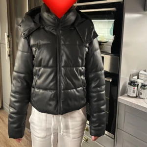 Svart pufferjacka med huva - Snygg svart pufferjacka med huva. Jackan är i väldigt bra skick för är nästan aldrig använd. Pris går alltid att diskutera!❤️
