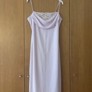 Supersöt rosa klänning - En mini/miniklänning med spets och drapering framtill. Perfekt nu till sommarn under tex en kavaj. Köpt utomlands och använd kanske 3 ggr. Storlek ”10” vilket motsvarar S/M. Bara att skriva vid frågor🩷