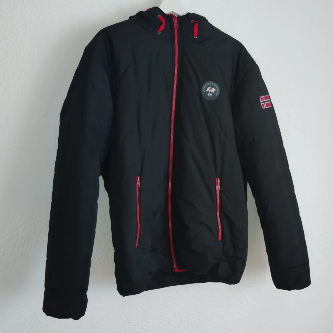 Svart jacka från Arctic North