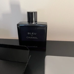 Bleu de Chanel Eau de Parfum - Säljer en elegant och tidlös Bleu de Chanel Eau de Parfum. Flaskan är mörkblå och fyrkantig med en stilren design. Perfekt för den som vill ha en sofistikerad doft med inslag av citrus och tränoter. En klassisk herrparfym som passar för alla tillfällen. Helt ny!