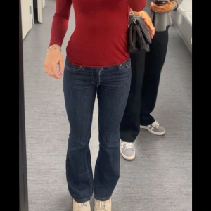 Lågmidjade jeans - Säljer nu mina absolut favorit jeans som blivit för små 🥲🥲 Dem är från please i storlek X small med ett silver hjärta, de har ett litet hål som jag sytt igen i låret, se sista bilden. Inget man tänker på när de är på 🥰 För referens är jag 175 lång 