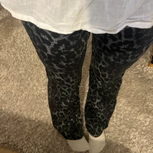 Svarta leopardmönstrade byxor  - Snygga svarta jeans med leopardmönster. De har en bootcut-stil som ger en trendig look. Perfekt för att sticka ut med ett coolt mönster. Köpta på calzedonia och i mycket bra skick🥰