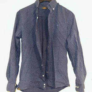 Morris skjorta - Säljer denna skjorta eftersom den inte alls kommer till användning. Använd den 6 gånger så den är fortfarande i mycket fint skick.