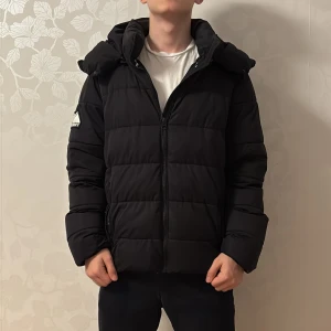  Superdry Pufferjacka  - Superdry jacka | Skick: 8,8/10 | Size - L | Fraktar via postnord eller instabox | Hör av dig vid minsta fråga eller fundering // Ricco Wardrobe