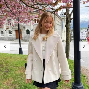 Design By Si Kappa - Säljer denna jätte fina kappan från Design By Si. Har bokstavligen bara använt den en gång. Passar bara inte min stil tyvärr. Tveka inte att skriva om du har frågor🫶🏼 