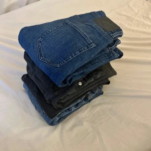 Klädpaket jeans skinny - Fraktar endast genom PostNord. Vissa är med hål vid knäna. Vissa ej. ! 5stycken 