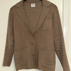 John Henric kavaj - Denna stickade kavaj har knappast kommit till användning. Använt den 3 gånger mycket sparsamt. 