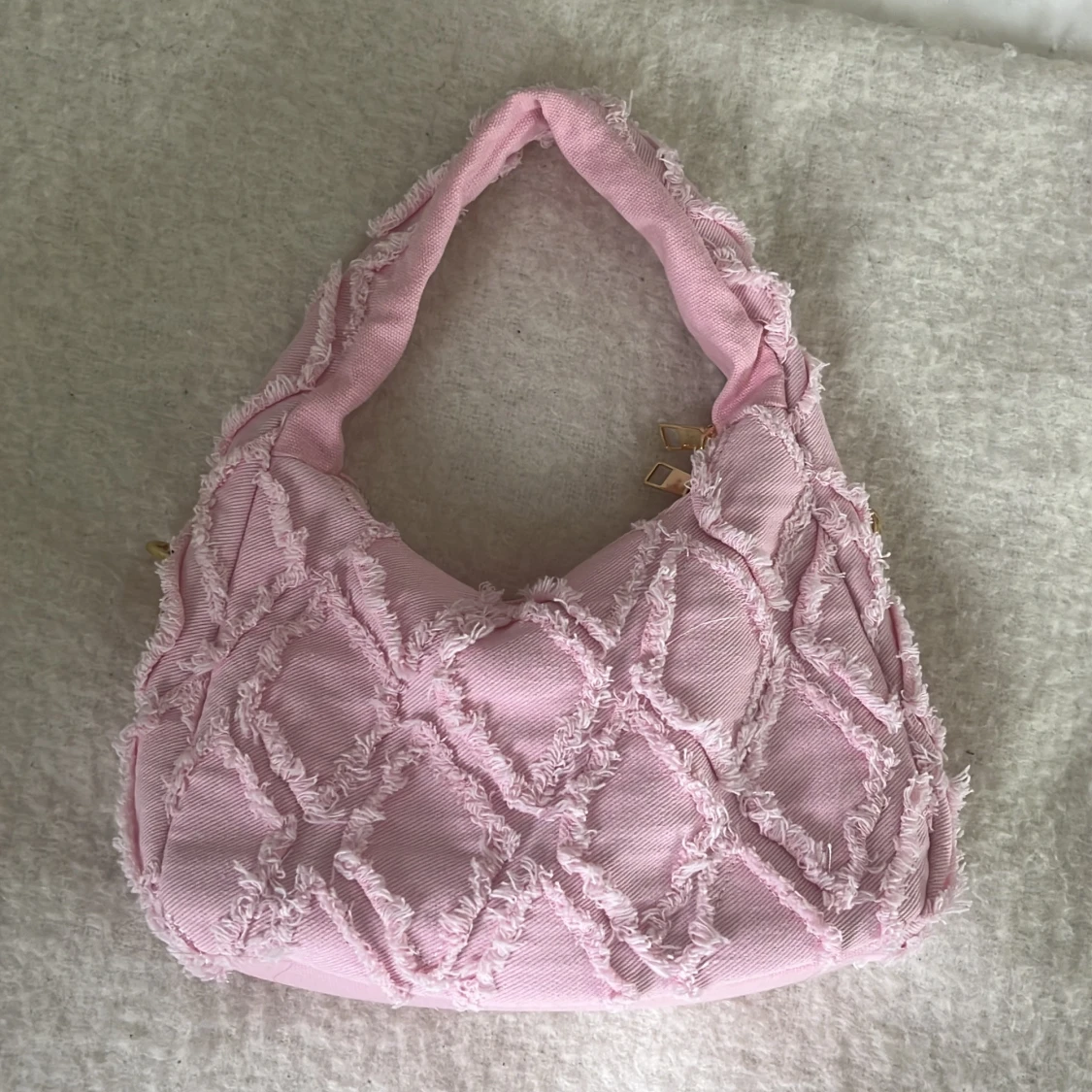 Rosa axelväska med fransar