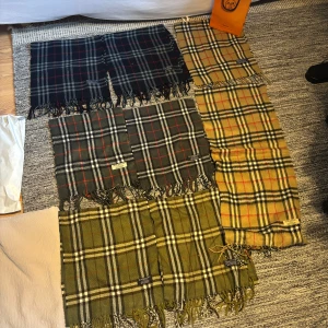 burberry halsdukar - Tja säljer massa burberry halsdukar helt nya inga defekter! Jag säljer dem för 499kr st men billigare ifall man köper fler. Skick 10/10 äktehetgaranti också! Nypris: 5000kr. Kan gå ner i pris vid snabbt köp!