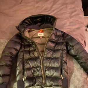 Parajumper jacka - Snygg parajumper jacka - fint skick - modellen på bilden är 175 - hör av dig vid funderingar! 