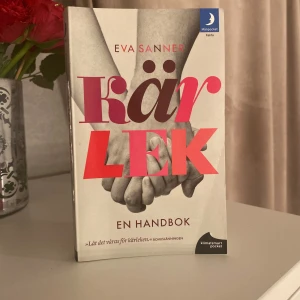 Kärlek: En handbok - Boken 'Kärlek: En handbok' av Eva Sanner utforskar hur man vårdar och stärker kärleksrelationer. Den ger praktiska råd och insikter för att navigera i kärlekens komplexa värld. Perfekt för den som vill fördjupa sin förståelse av relationer och hitta balans i kärlekslivet.