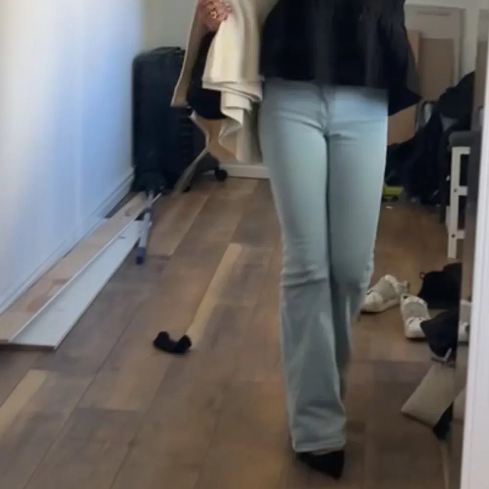 Snygga ljusblå bootcut jeans medelhög midja, använda ändel men ändå jätte snygga. Farkut & Housut.