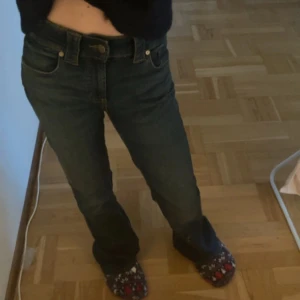 Mörkblå bootcut jeans - Ett par nyköpta jeans ifrån Zara, säljer då dem är för långa för mig. De är i ett mycket bra skick!💕 (nypris 399)