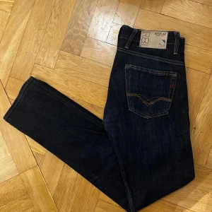 Replay Jeans herr - Snygga mörkblå jeans från Replay i storlek W30 L32. Bra skick! Tips!!! För billigare frakt, kolla in min Vinted: joseefssonviktor1.