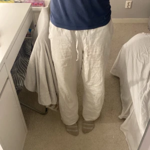 Vita linnebyxor från Gina Tricot - Säljer ett par vita linnebyxor från Gina Tricot. Byxorna har en loose passform och är perfekta för varma dagar. De är lågmidjade och går att knyta åt om de är för stora i midjan💕