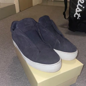 Axel Arigato laceless - Säljer nu mina marinblå arigatos haft dom runt 9 månader och tängte skaffa nått nytt par skor, dom har mycket bra skick💯💯 nypris: 2500kr🧵kontakta vid minsta fråga 🙋‍♂️ 