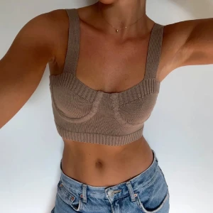 Beige stickad korsettopp - Snygg beige stickad korsettopp med breda axelband och ribbade detaljer.