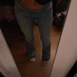Lågmidjade jeans från Gina - Långa lågmidjade ljusblå jeans från Gina Tricot i storlek 36. Köpta för längesen så vet ej modell. Kontakta mig vid frågor eller eventuella prisförslag🩷
