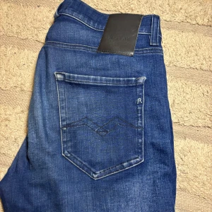 Replay jeans - Replay jeans i fint skick, använda men inte slitna. Hör gärna av dig om det är något du funderar över! Leon