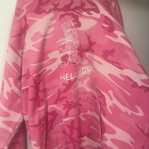 Lil peep x Superrradical hoodie *sällsynt* intressekoll - Kolla intresse på äkta Superrradical x lil peep hellboy camo hoodie, till salu för rätt pris
