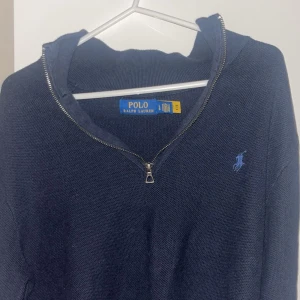 Halvzip Ralph Lauren Mörkblå - Sprillans ny, använd två ggr. Tyvärr så växte jag ur min tröja och den kom inte till användning. Skick 10/10. Väldigt stilig, passar till alla lägen. 