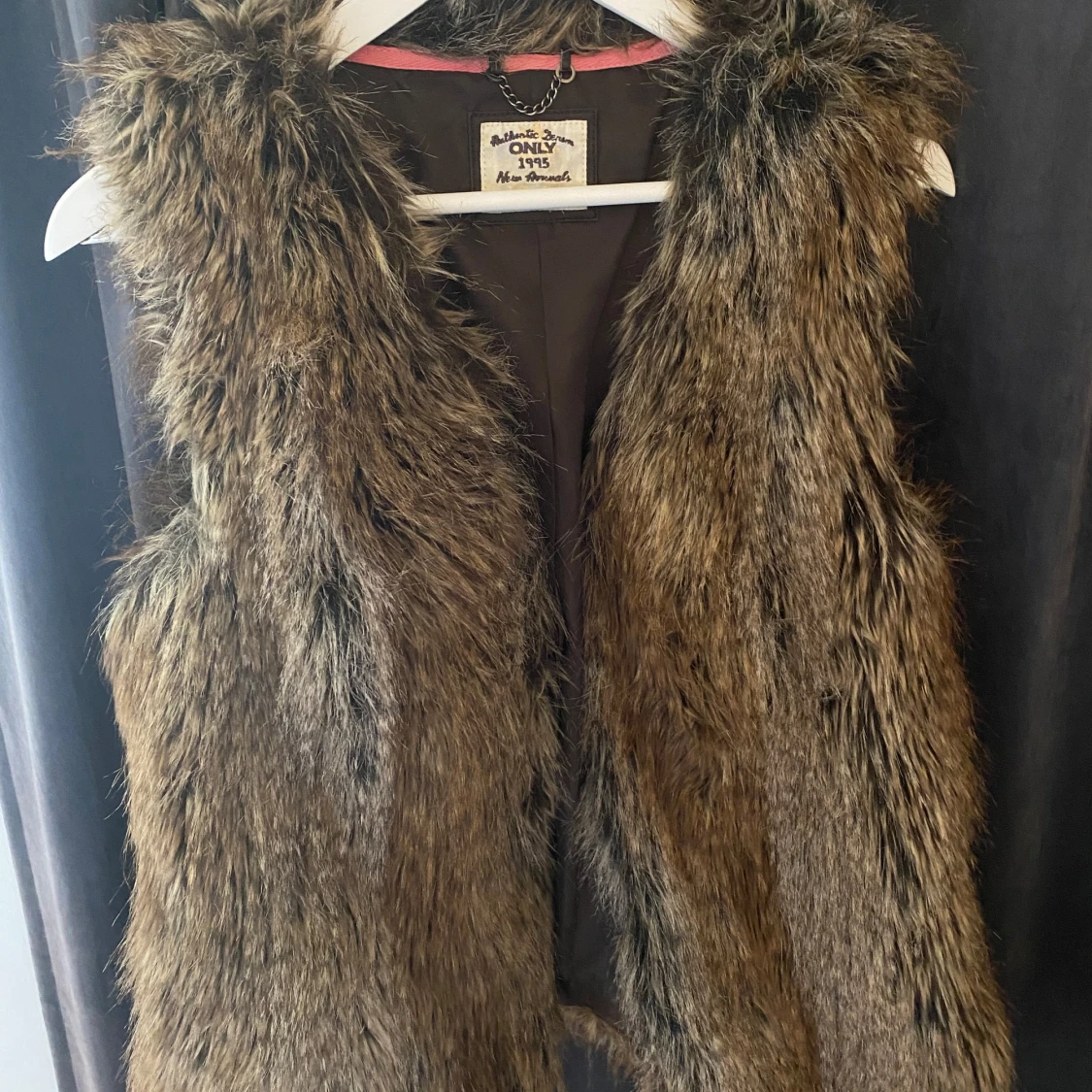 Brun pälsväst från ONLY