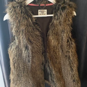 Brun pälsväst från ONLY - Säljer en snygg brun pälsväst från ONLY. Västen har en fluffig och mjuk textur som ger en lyxig känsla. Trendig och perfekt till våren ❤️