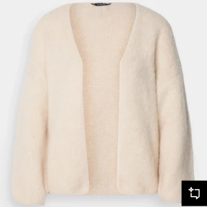 Beige stickad Lindex kofta  - Säljer min trendiga Lindex kofta på grund av fel storlek. Använd fåtal gånger och är i mycket gott skick. Super varm och mysig, perfekt för kalla dagar💕