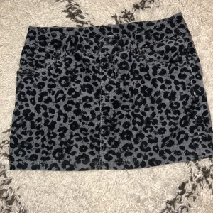 Skön manchester kjol - Superskön manchester kjol från H&M. Strl 152, 11-12Y men passar superbra för mig som brukar bära strl S.
