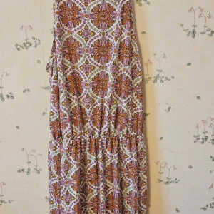 Strand klänning  - Söt sommarklänning. Minst fem år gammal. Rak med hål på sidan så benet syns. Mjuk. Möts i Gbg. 40kr. St 36 till 38. 