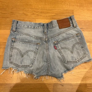 Vintage levi’s jeansshorts - Jeansshorts från Levi’s modell 501. Strl 23