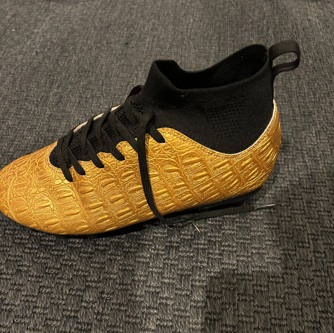Guldiga fotbollsskor med svart snörning - 2