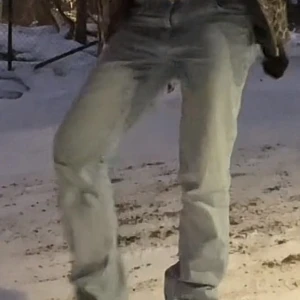 Ljus blå lågmidjade jeans - Säljer mina ljus blåa jeans från gina. Har gått till en skräddare en gång och sytt lite på baksidan, men som ej syns nu! Storlek 1,64. Jag bär även S-M i jeans. 