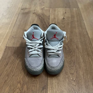 Air Jordan 3 Retro ”cool grey” Sneakers - Säljer mina Jordans 3 då jag rensar min garderob. De är i bra skick och sköna att använda. Crease skydd kommer med i köpet. Hör av dig för frågor eller bilder. Pris kan disksuteras.