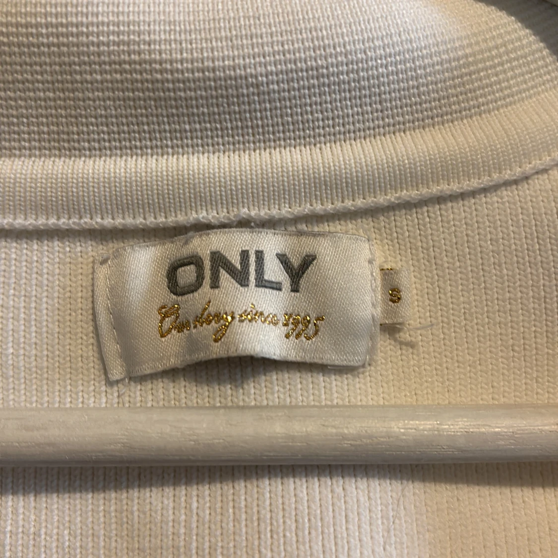 Vit ribbad tröja med krage - 2