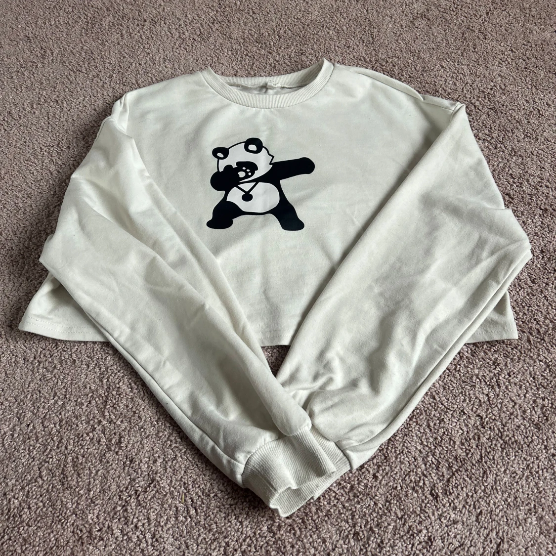 Vit croppad tröja med panda-tryck