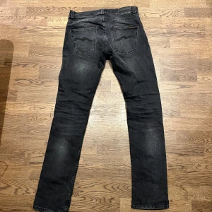  Nudie Jeans - Snygga jeans från märket Nudie Jeans. De är slim fit vilket är perfekt för en stilren look. W31 L34