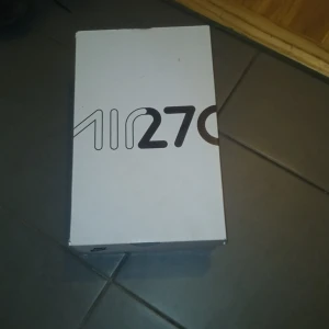 Svarta Nike Air Max 270 - Säljer ett par svarta Nike Air Max 270 sneakers. Skorna har en modern design med synlig Air-enhet i hälen för extra komfort. Perfekta för både stil och funktion.