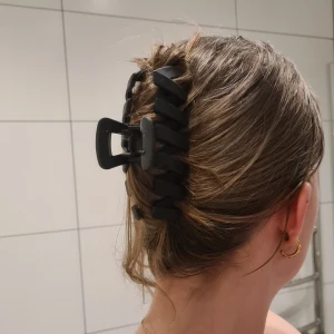 Svart hårklämma - Stabil hårklämma med lite rolig design. Jag säljer samma modell i brunt också.