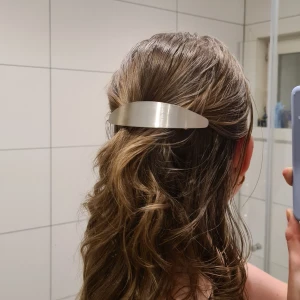 Silverfärgad hårklämma - Enkelt hårspänne som man kan sätta upp håret med på många olika sätt. Spännet är använt endast enstaka gånger.