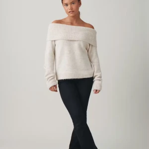 Svarta jeans  - Säljer ett par jättesnygga svarta jeans från Gina Tricot. Jeansen är i nytt kvalitet. Skriv gärna för fler bilder elle rom ni undrar något!