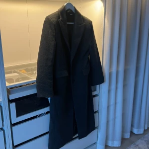 Grå kappa från BikBok - Snygg och stilren grå kappa från BikBok i storlek XS. Passar mig som ofta har S och är 169cm lång! Använd men i fint skick.
