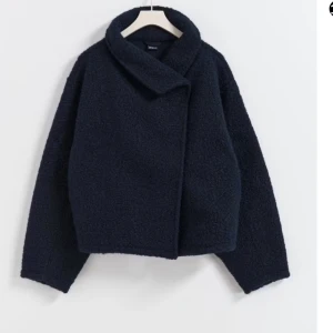 Mörkblå teddy jacka  - Jag funderar på att sälja min teddy jacka från Ginatricot! Den är använd några gånger men är i väldigt bra skick🙌🏼Kackan är perfekt nu fram till våren, lite varmare. Säljer den inte för mindre än 300! 🌸 