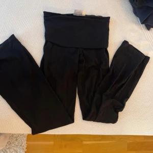 Svarta byxor från Gina Tricot - Säljer ett par svarta byxor från Gina Tricot. Byxorna har en hög midja och är tillverkade i ett mjukt material som ger en bekväm passform. Perfekta för en avslappnad stil.