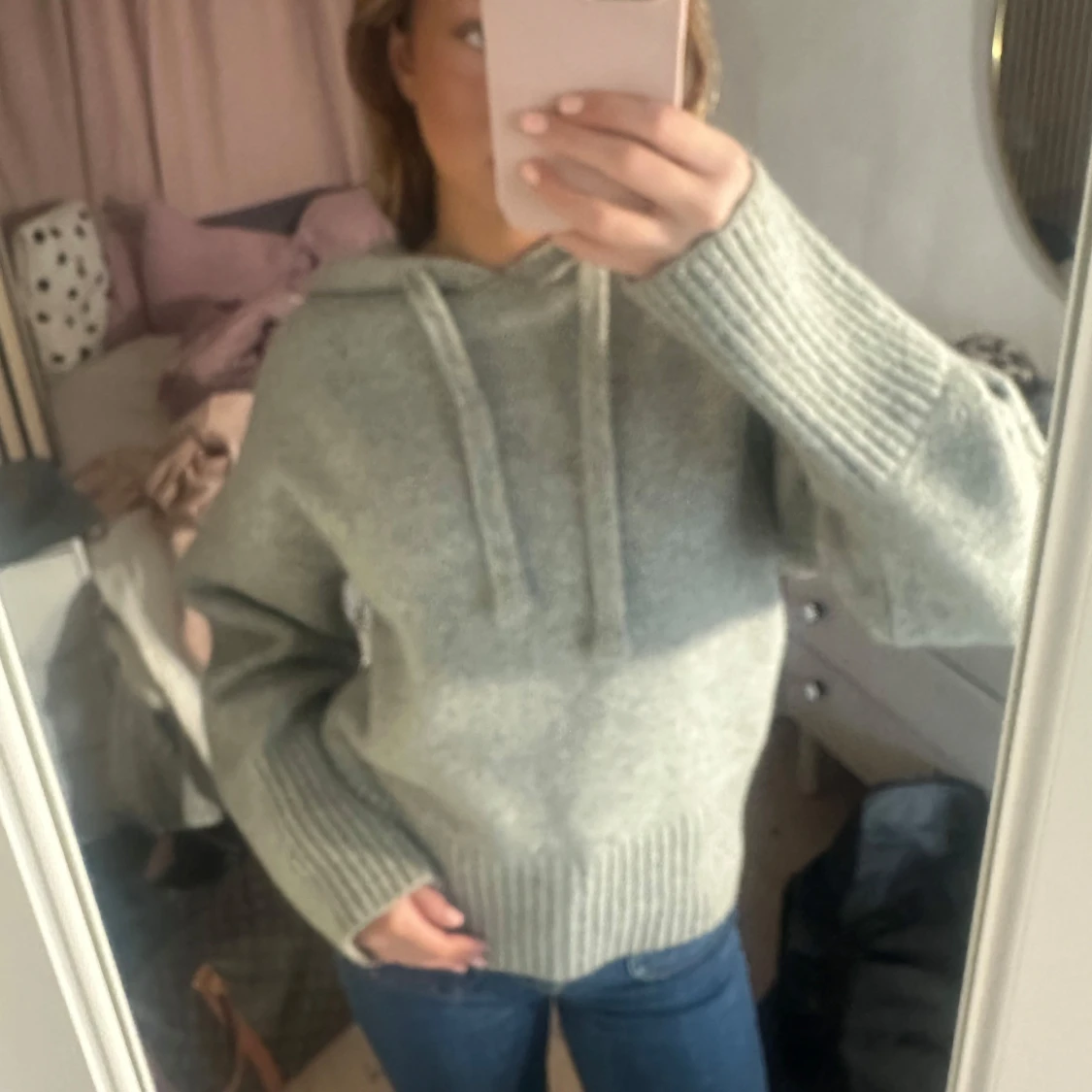 Grå stickad hoodie - 1