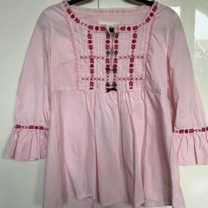 Blus - Rosa Odd molly blus med röda detaljer och knyt i midjan