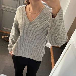 Grå stickad tröja  - Grå stickad tröja från H&M i storlek S, skulle säga att den även passar M. Fint skick. Använd gärna köp nu!