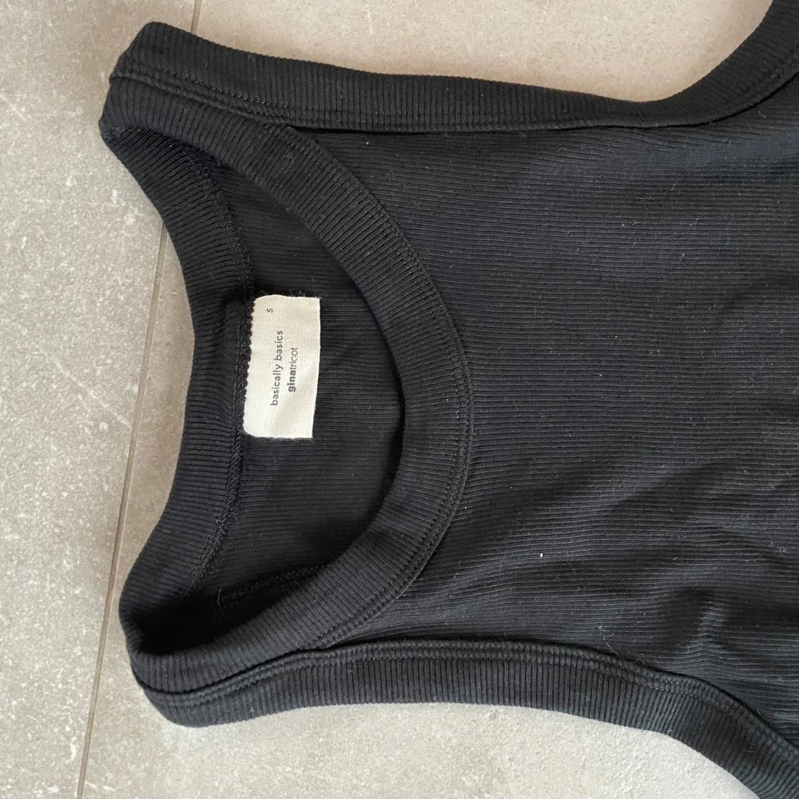 Svart ribbad linnetopp från Gina - 1